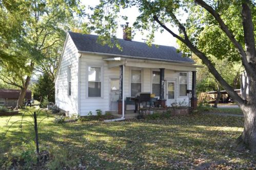 103 3rd St, Albion, IL 62806-1252