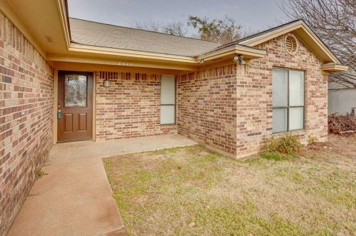 1410 Torrey St, Granbury TX  76048-2384 exterior