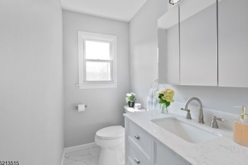 30 Lincoln Trl, Hopatcong NJ  07843-1548 exterior