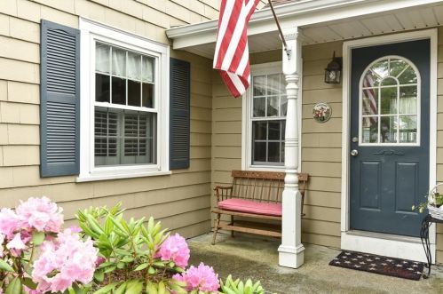 6 Shippen Ave, Warwick, RI 02888-5122
