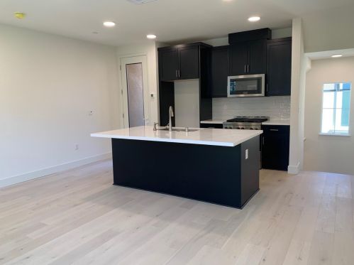 657 Alamo Ct, Mountain View, CA 94043-3676