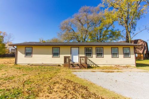 601 Vine St, Caney, KS 67333-2464
