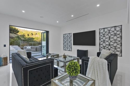 2434 Delisle Ct, Glendale CA  91208-2210 exterior