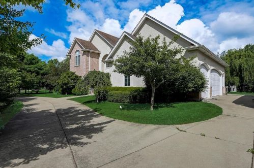 6919 Fieldstone Dr, Willowbrook IL  60527-5295 exterior