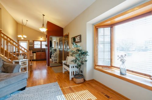 1850 Longboat Dr, Elk Grove Vlg, IL 60007-6927