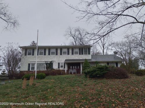 49 Rolling Knolls Dr, Middletown, NJ 07748-3335