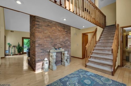 8 Green Hills Dr, Flemington, NJ 08822-5905