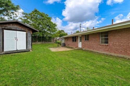 1854 Wintergreen Rd, Carrollton TX 75006-7543 exterior