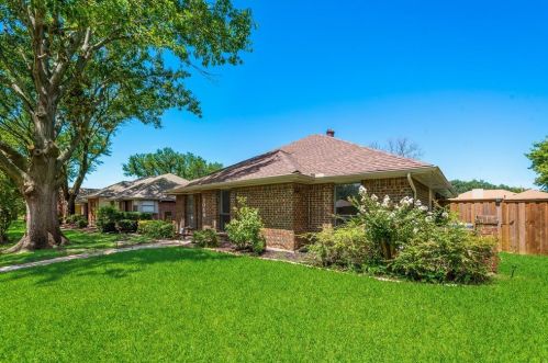 2019 Espinosa Dr, Carrollton TX  75010-4004 exterior