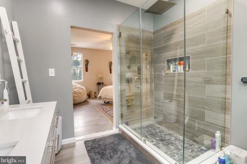 6803 Braddock Rd, Springfield VA  22151-3016 exterior