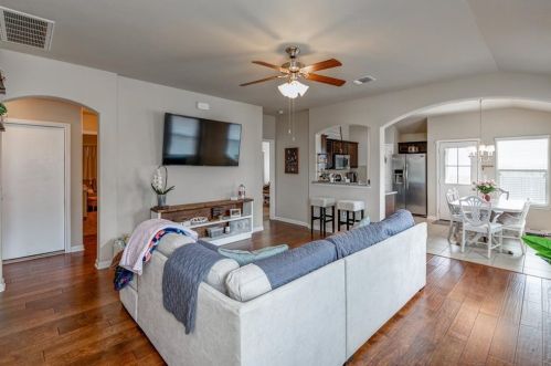 425 Voyager Cv, Uhland, TX 78640-6418