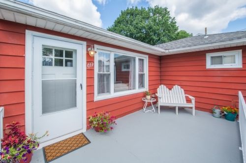 69 Ivanhoe Ter, Bloomfield, NJ 07003-3122