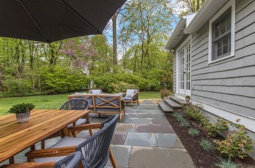 1 Mckendry Ct, Norwalk CT  06853-1018 exterior
