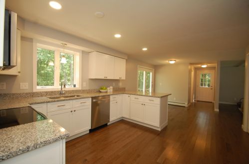 18 Hazelnut Ln, Londonderry, NH 03053-2600