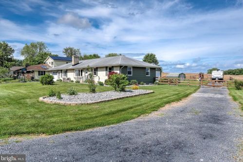 1399 Shuman Dr, Carlisle PA  17015-9247 exterior