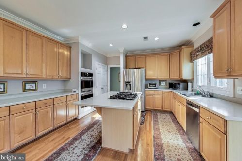 6420 Lake Meadow Dr, Springfield VA  22015-3927 exterior