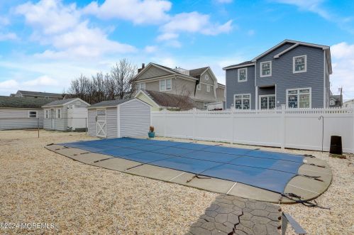 16 Pennsylvania Ave, Lavallette NJ 08735-2437 exterior