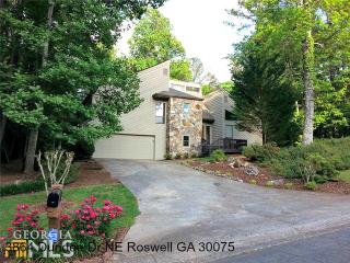 3864 Dundee Dr, Roswell, GA 30075-2607