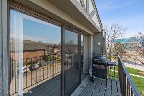 101 Armstrong Dr, Buffalo Grove IL  60089-1757 exterior
