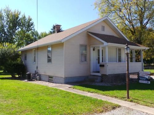 36 Locust Ave, Charleston, IL 61920-1040