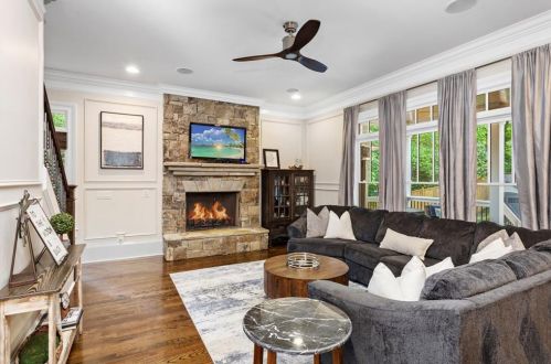 284 Hedden Rd, Atlanta GA  30342-2768 exterior