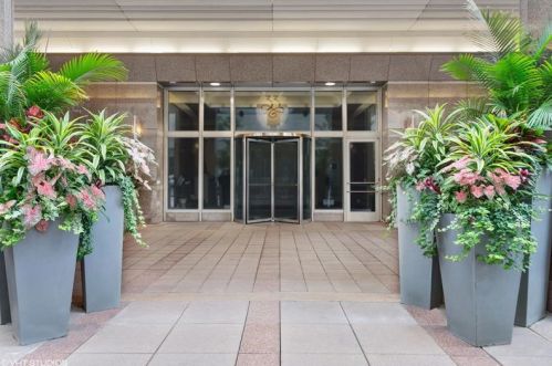 33 Ontario St, Chicago IL  60654-7760 exterior