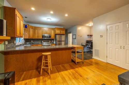 6 Mount Pleasant St, Derby CT  06418-2043 exterior