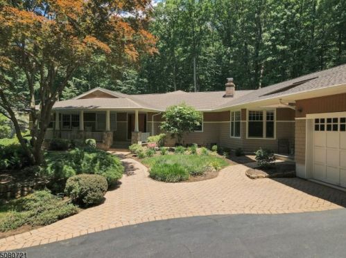 10 Linabury Ln, Chester, NJ 07930-2316