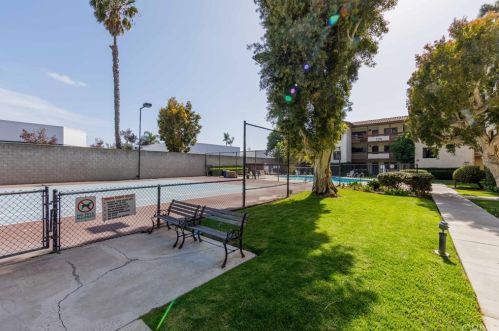 7735 Newman Ave, Huntington Beach CA  92647-6859 exterior