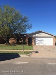 5717 1st St, Lubbock TX  79416-1403 exterior