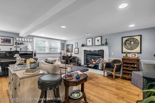 37 Walnut Ave, Tinton Falls NJ 07701-6132 exterior