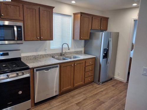 1624 Highway 99, Manteca, CA 95336-8119