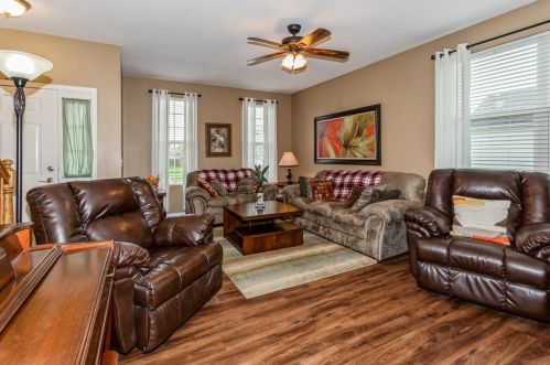 819 Phelps Ln, Joliet, IL 60404-8539