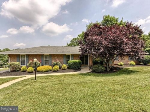 601 Marlow Dr, York, PA 17402-4347