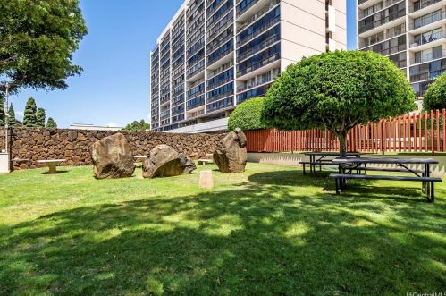 4300 Waialae Ave, Honolulu HI  96816-5735 exterior