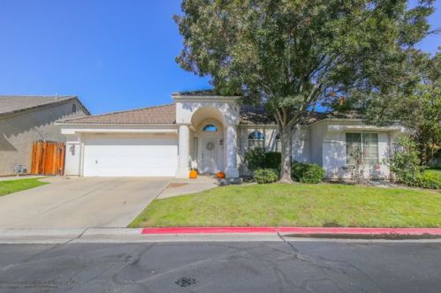 1086 Manhattan Ave, Fresno, CA 93720-4043
