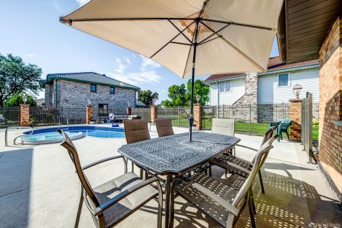 331 Ridgemoor Dr, Willowbrook IL  60527-5419 exterior