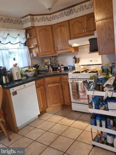 37 Longwood Dr, Trenton NJ 08620-2415 exterior