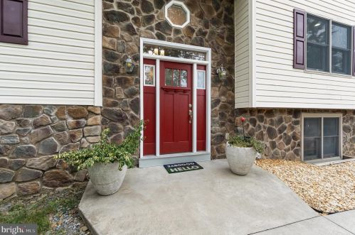 6756 Jonestown Rd, Harrisburg, PA 17112-3328