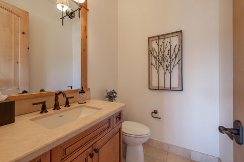 10240 Valmont Trl, Truckee CA  96161-2072 exterior