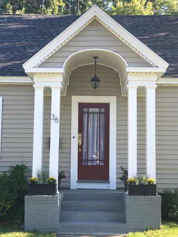 36 Fairmount St, Nashua, NH 03064-2572