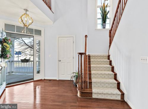 9815 Amsterdam St, Lorton, VA 22079-2446