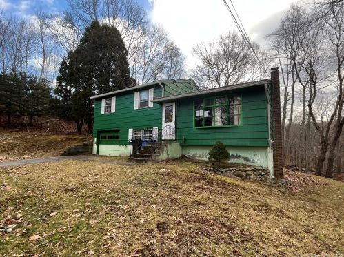 25 Willow Ln, Gales Ferry, CT 06339-1043