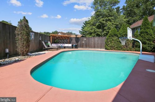 7827 Mulberry Bottom Ln, Springfield VA  22153-2314 exterior