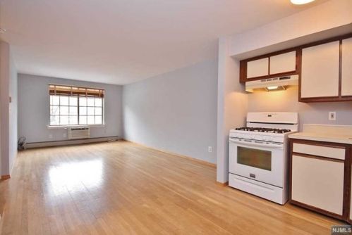 2117 Hawthorne Ln, Mahwah, NJ 07430-3497