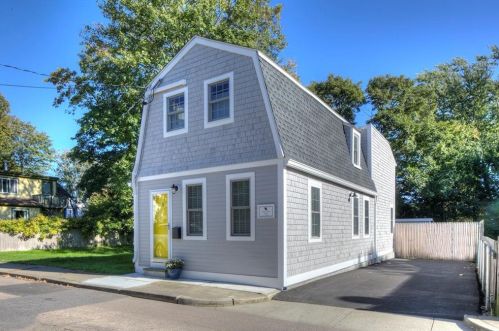 5 Heath St, Middletown, RI 02840-2020