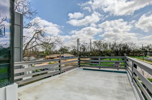 2403 Gdn Dr, Dallas TX  75215-4546 exterior