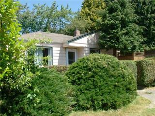 404 92nd St, Seattle, WA 98115-2723