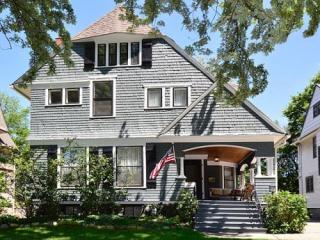 135 Akenside Rd, North Riverside, IL 60546-1862