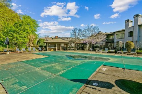 33 Finch Trl, Atlanta GA  30308-2418 exterior